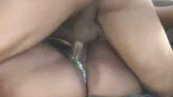 டீன் ஏஜ் பையன் MILF க்கு மசாஜ் செய்ய வேண்டும் ஆனால் பாலியல் சேவைகளை கொடுக்கிறான்