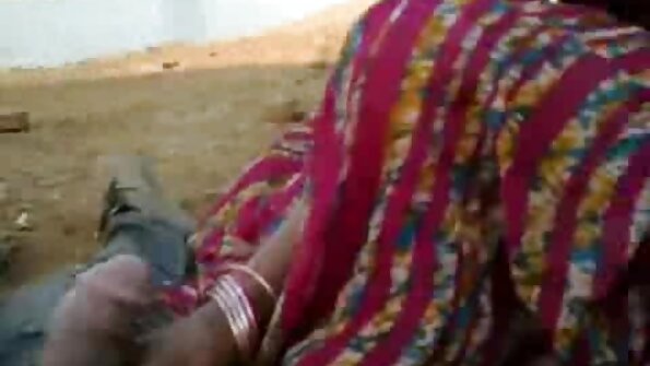 டீன் பேப் பிங்கி பேங்ஸ் அவளது ஆசாமியில் ஒரு டிக் அகலமாக திறக்கிறது