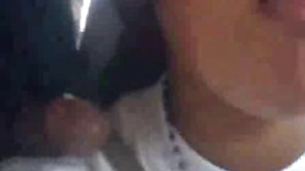 AJ Applegate இன் குட்டி உடல் தரையில் உடலுறவுக்கு நன்கு தயாராக உள்ளது