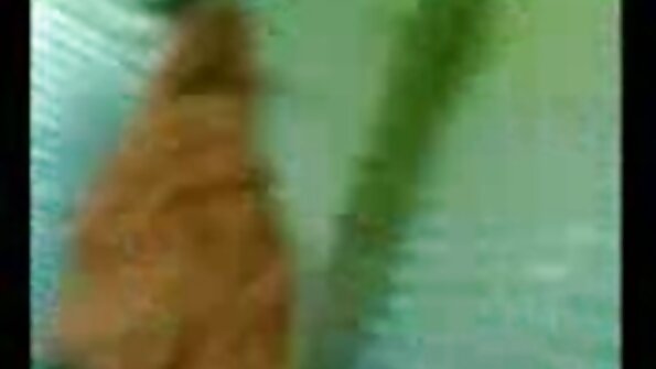 ஜேட் என்ற இனிமையான கருமையான கூந்தல் தேன் அவளது பிணைப்பை மிகவும் கடினமாக துளையிடுகிறது